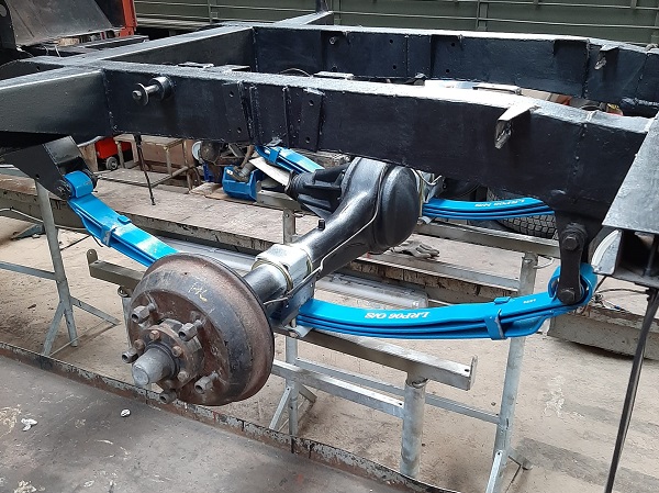 Parabolic springs
                    SIIA Land Rover